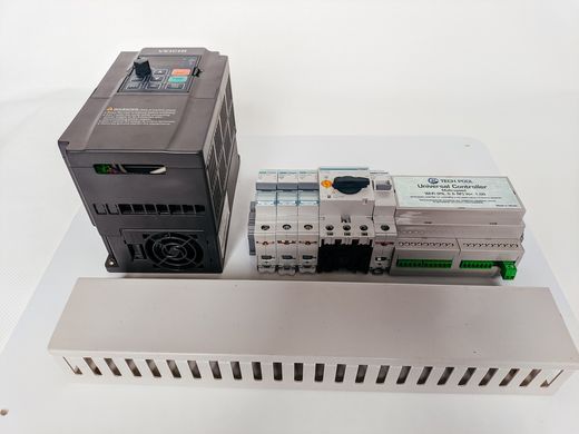 Блок управления скоростью аттракционов(220в) + 1 пьезокнопка(без щита), Tech-Pool, 4,0кВт Вх1Р220/Вых3Р220&Delta;